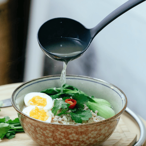 bouillon versé sur ramen traditionnel