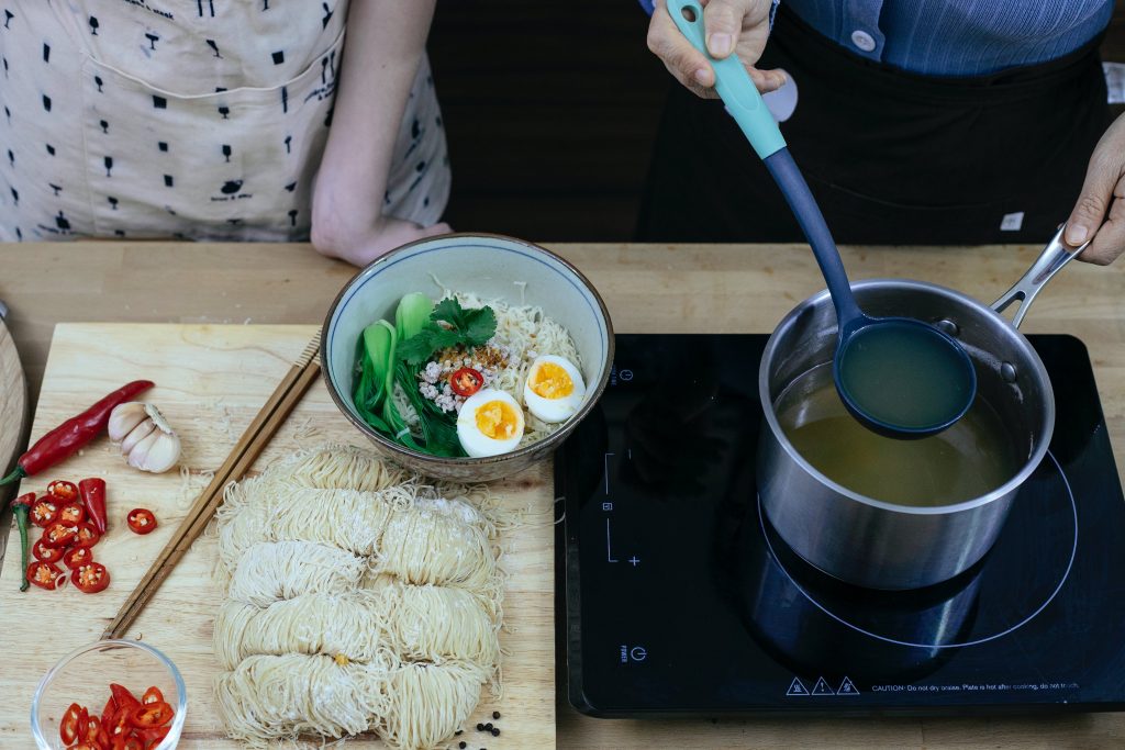 montage soupe de ramen avec nouille, pates et légumes