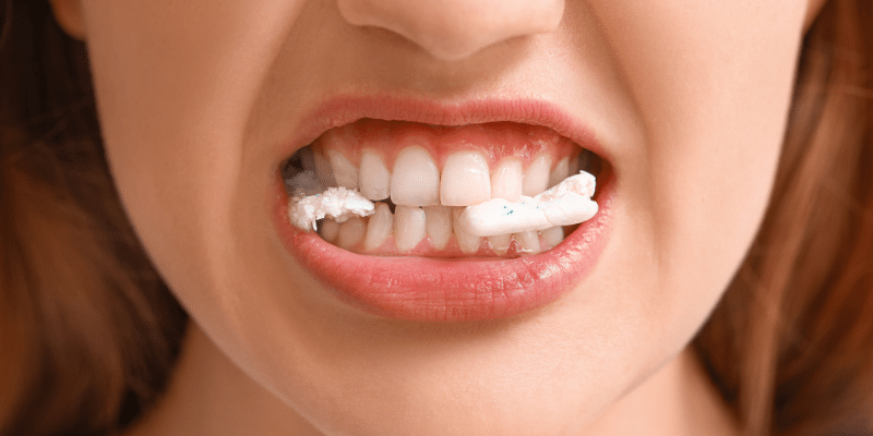 Femme mache chewing gum