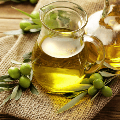 broc avec de l'huile d'olive à utiliser pour enlever les tatouages malabar en douceur