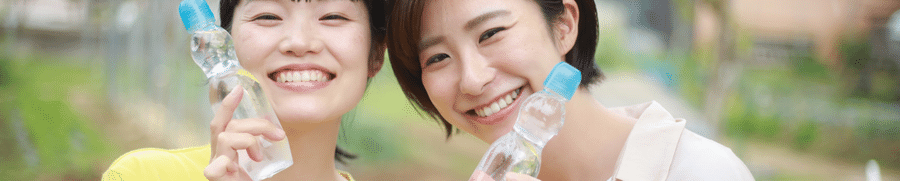 2 japonaises avec une bouteille de ramune à la main