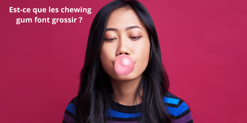 Jeune femme fait une bulle avec son chewing gum