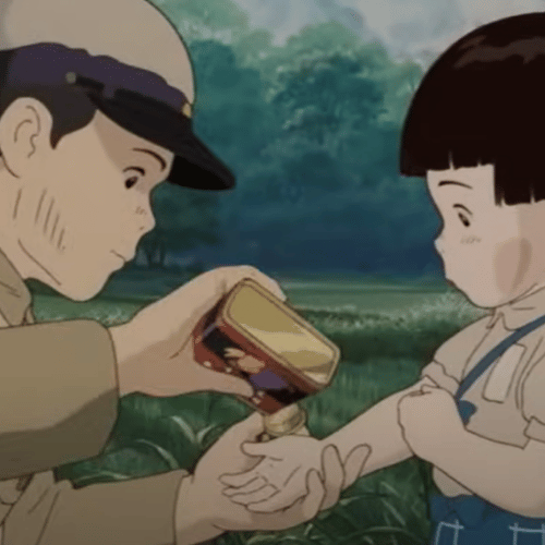 Seita verse bonbon dans la main de Setsuko