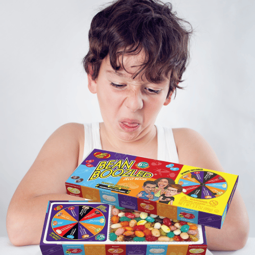 Garçon faisant la grimace devant bonbon harry potter crotte de nez
