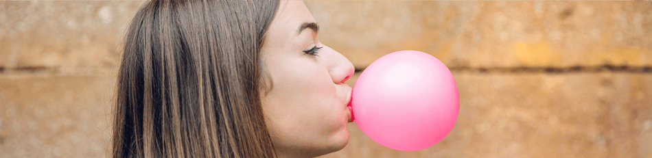 Jeune femme fait une grande bulle avec chewing gum Malabar